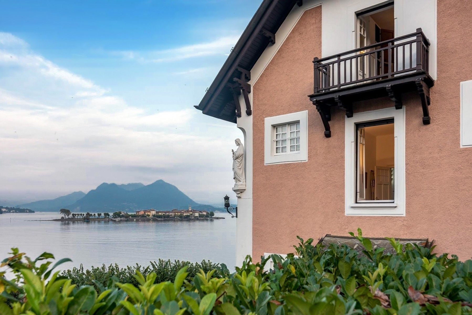 Bilder Period villa in Baveno on Lake Maggiore with boat dock