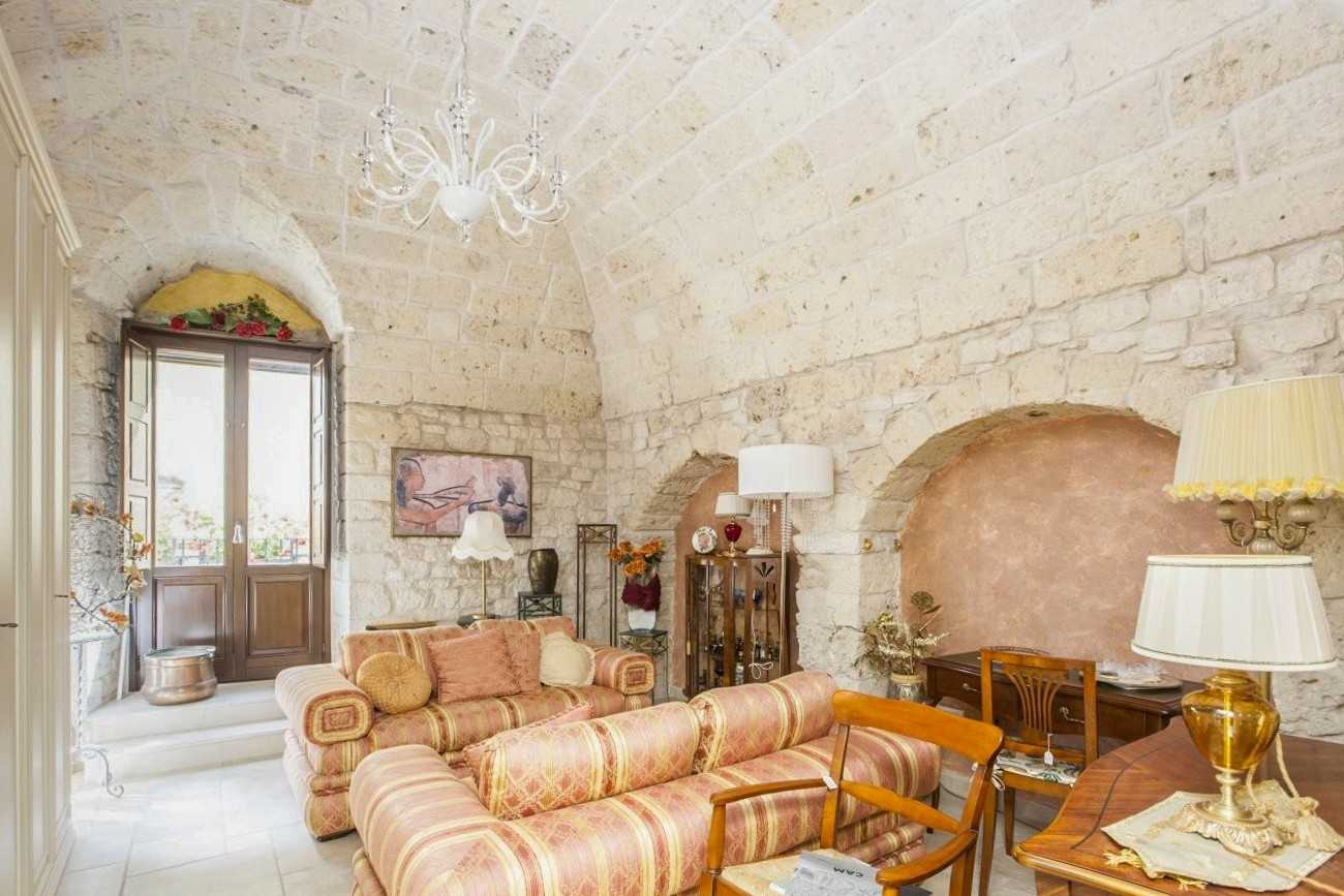 Bilder Ancient palace in the heart of the Puglia