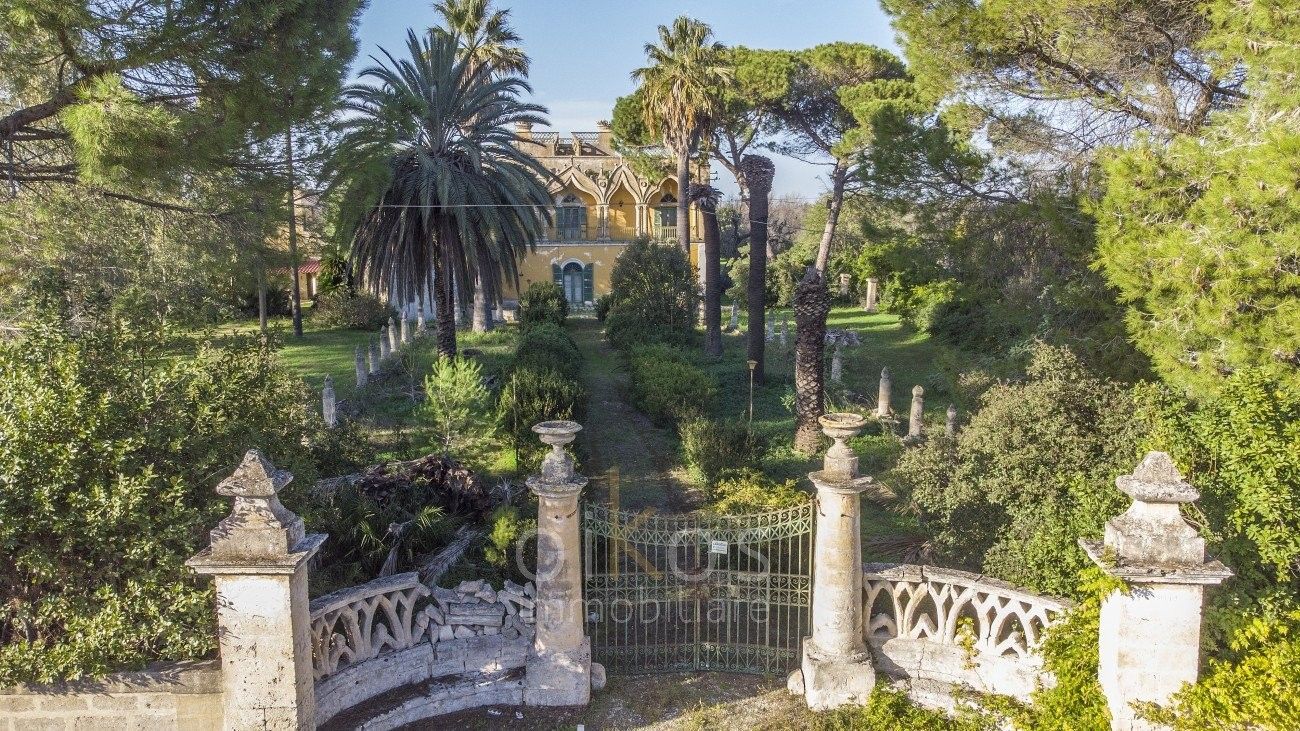 Bilder Imponerande herrgård i Apulien med trädgård och olivlund