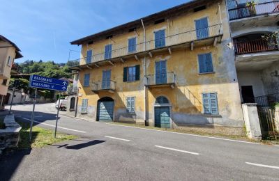 Lantligt hus till salu Magognino, Piemonte:  Utsikt utifrån