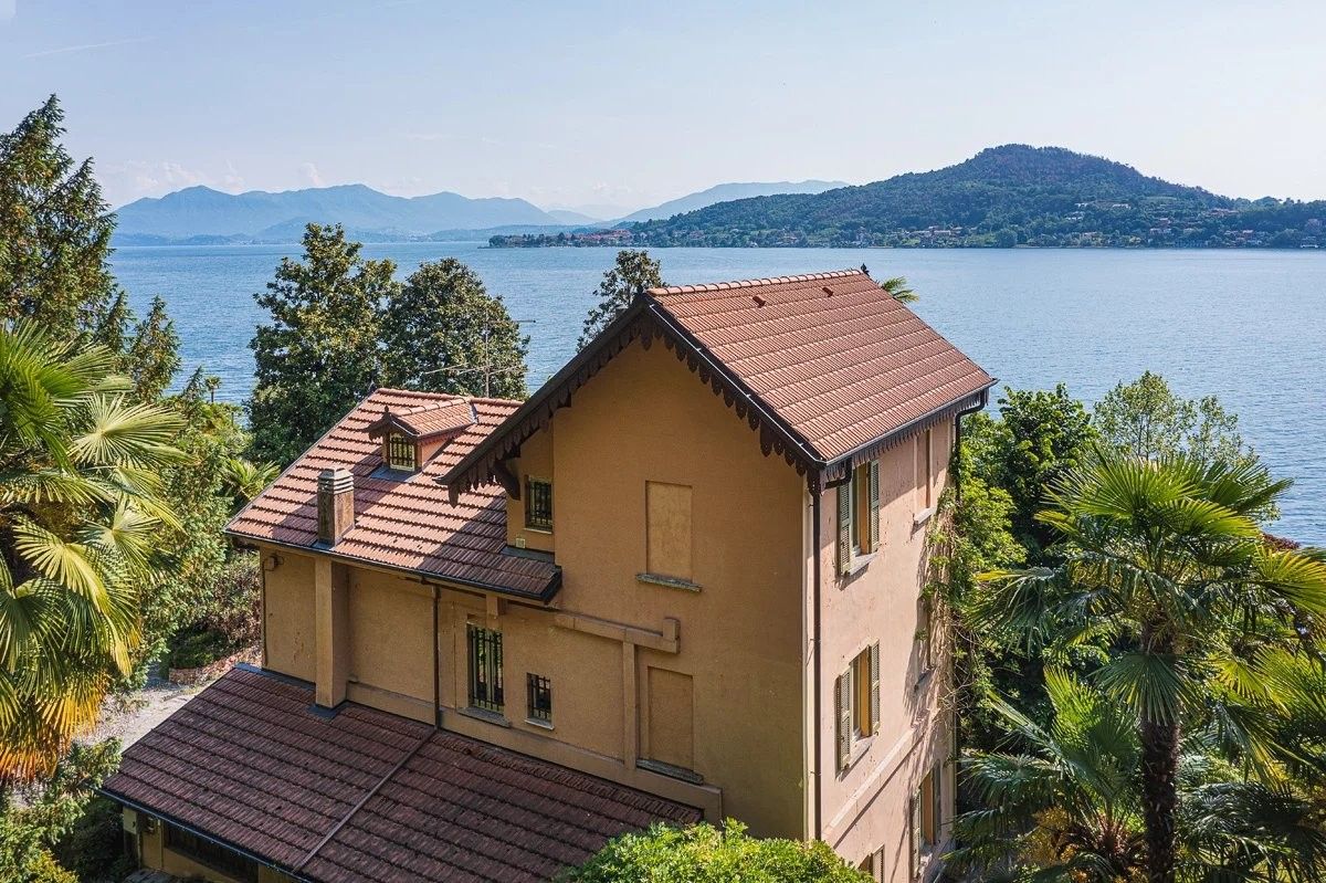 Bilder Prestigefylld fastighet med villa och uthus, direkt vid Lago Maggiore