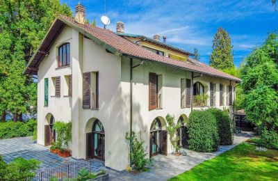 Historische villa te koop Castelletto Sopra Ticino, Piemonte:  Zijaanzicht