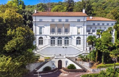 Historische villa te koop Belgirate, Piemonte:  Vooraanzicht
