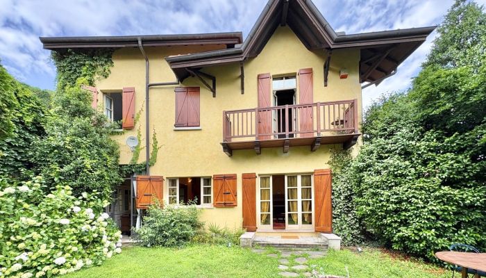 To historiske villaer med hage og utsikt over Lago Maggiore i Campino