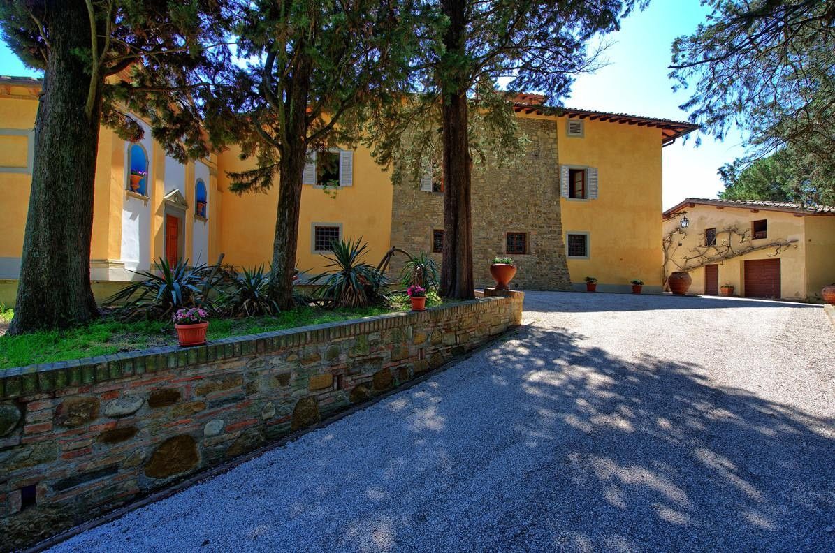 Bilder Renoverad toskansk villa med kapell i ett panoramiskt läge