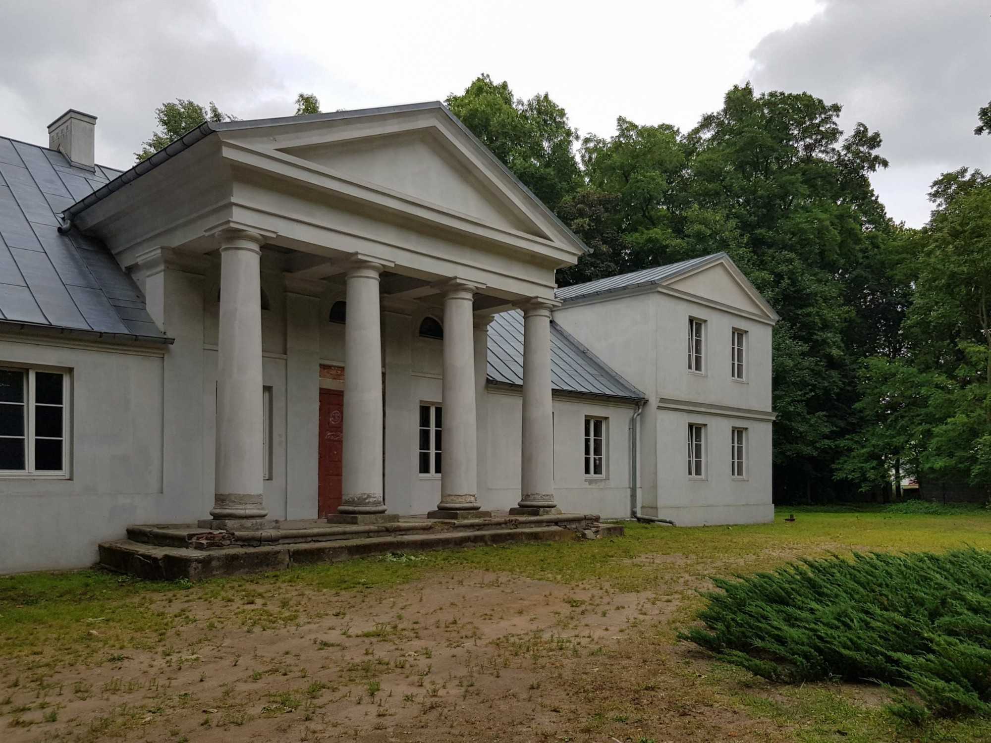 Images Gedeeltelijk gerenoveerd landhuis bij Błaszki, Voivodeship Łódź