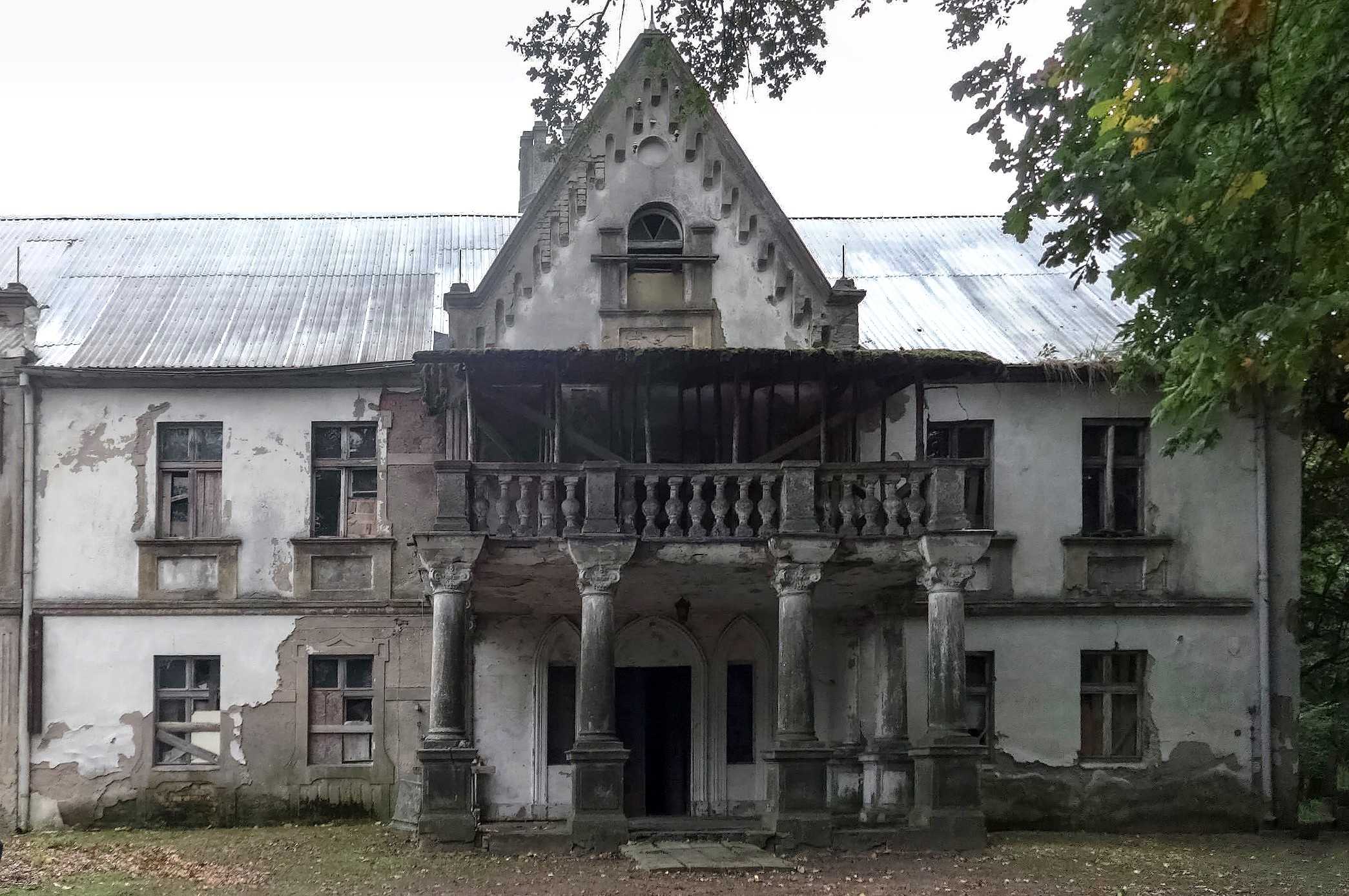 Fotos Sanierungsbedürftiges Schloss in Łęg
