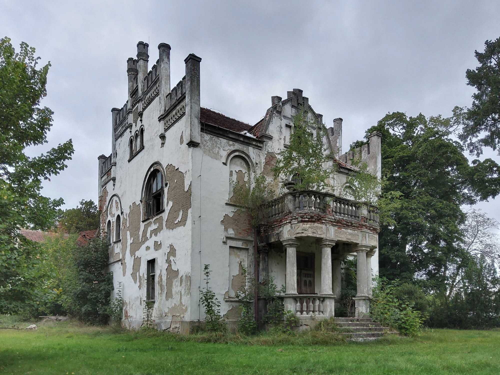 Bilder Abandoned neogothic mansion in Poland