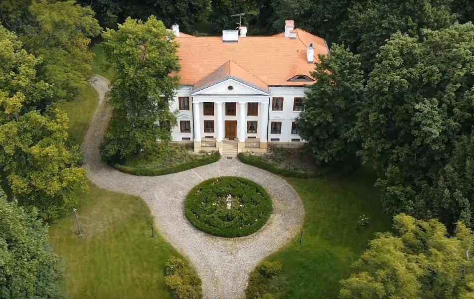 Fotos Saniertes klassizistisches Schloss bei Warschau