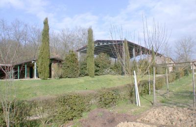 Landhaus kaufen Arezzo, Toskana:  RIF2262-lang7#RIF 2262 Teilansicht Stallungen und Dressurplatz