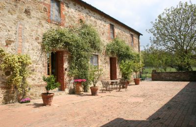 Landhaus kaufen Arezzo, Toskana:  RIF2262-kurz#RIF 2262 Eingang Haupthaus mit Vorplatz