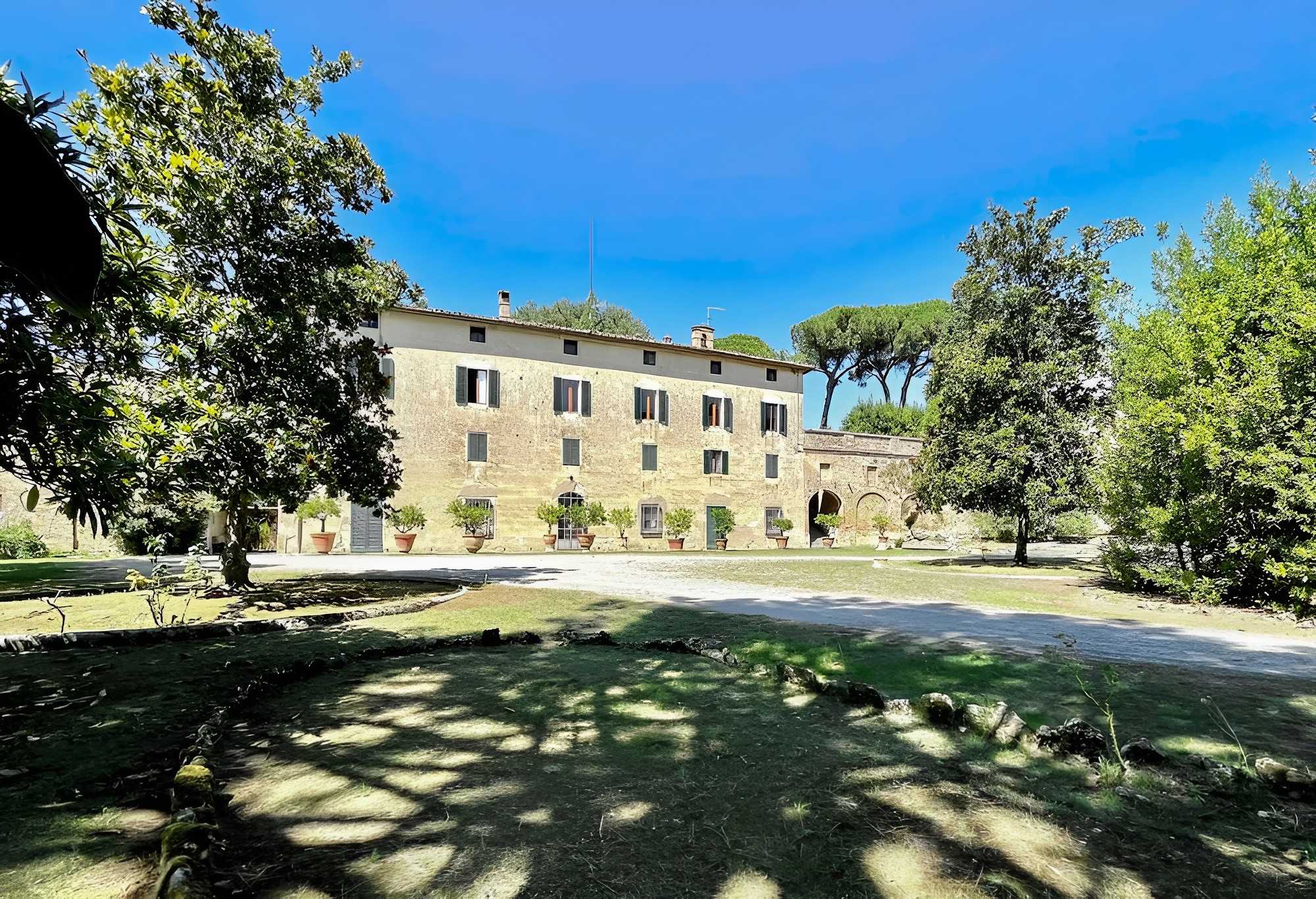 Images Statig landgoed met veel potentieel op heuvelachtige locatie met uitzicht op Siena
