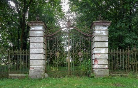  - Schloss Rusko: Eingang Gutspark