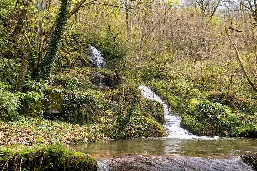 Moulin Bas, Grundstück mit Wasserfall