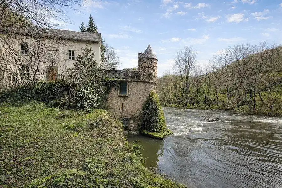 Historische Mühle am Fluss in Südfrankreich