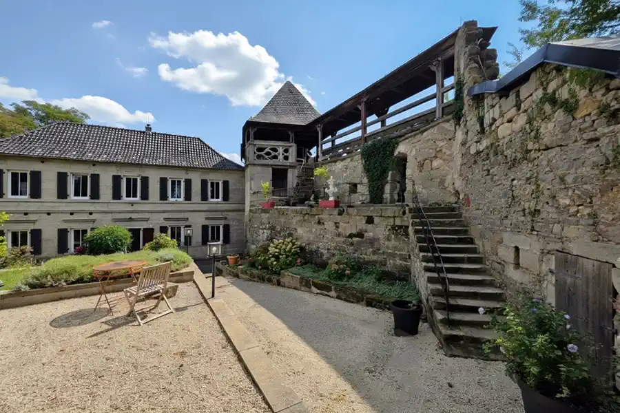 Innenhof der Burg Theisenort in Oberfranken