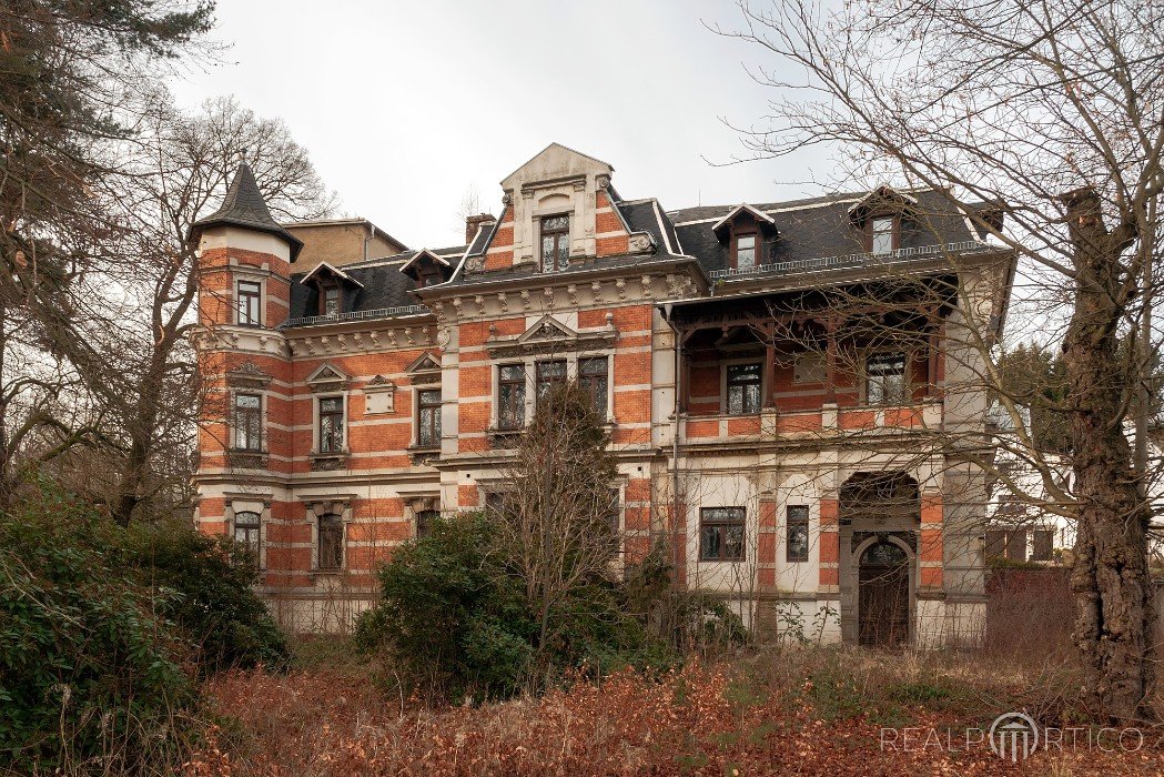 55+ Vorgarten Villa Gründerzeit, Die villa ist bereits stark vom