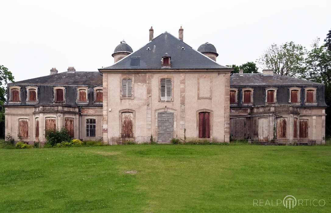 Frankreich: Sanierungsbedürftiges Herrenhaus, Region Grand-Est, Frankreich