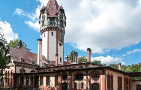  - Beelitz Heilstätten: Saniertes Heizhaus mit Wasserturm