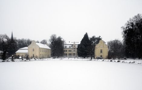 Euskirchen, Burg Flamersheim - Burg Flamersheim: Schlossanlage mit Herrenhaus im Winter 2010