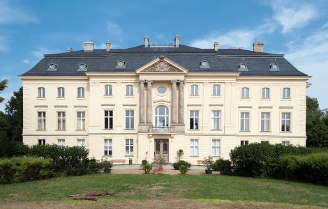 Trebnitz, Platz der Jugend - Schloss Trebnitz - Bildungs- und Begegnungszentrum im Oderland