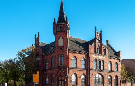  - Historisches Postgebäude in Güsten, errichtet im neogotischen Stil