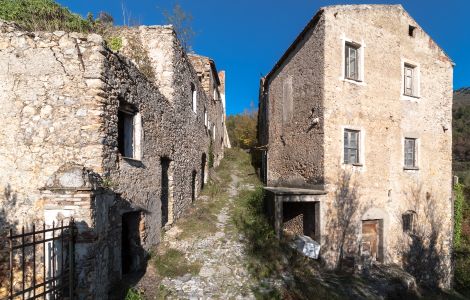  - Häuserruinen eines alten Bergdorfs in Italien