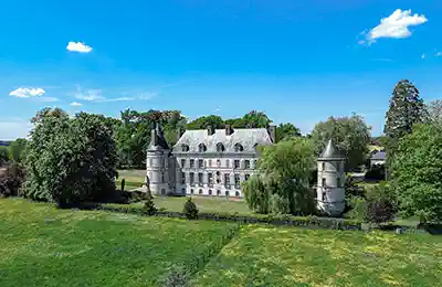 Historiske ejendomme, Louis XIII-slot med tårne, park og kanal nær Sens (Bourgogne)