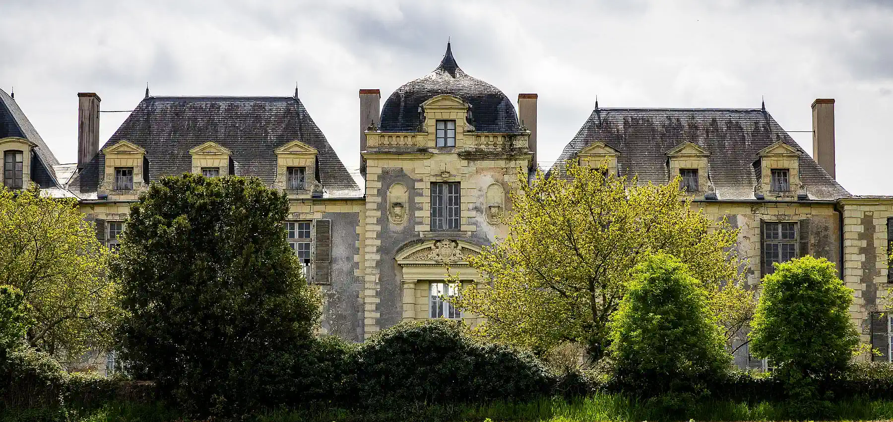 Renovierungsbedürftiges Schloss mit 26 Hektar zwischen Touraine und Anjou, Frankreich