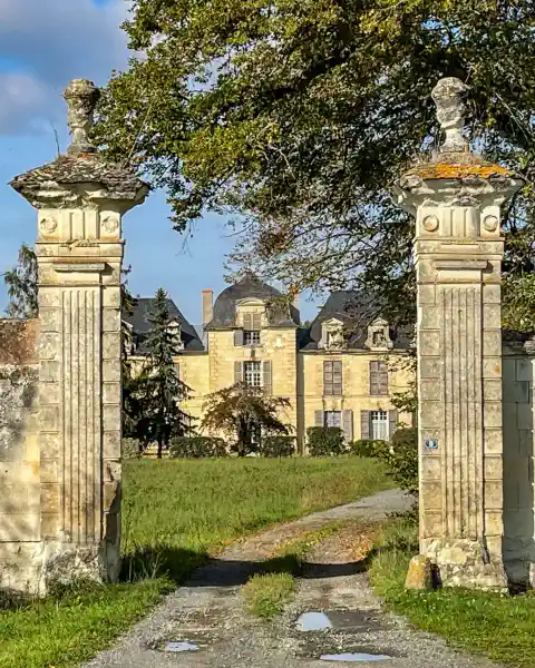 Renovierungsbedürftiges Schloss Frankreich Juli 2025