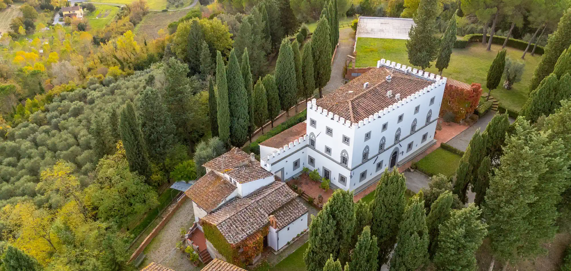 Landwirtschaftliches Anwesen mit Schloss, Weinbergen und Park zwischen Pisa und Florenz, Schloss
