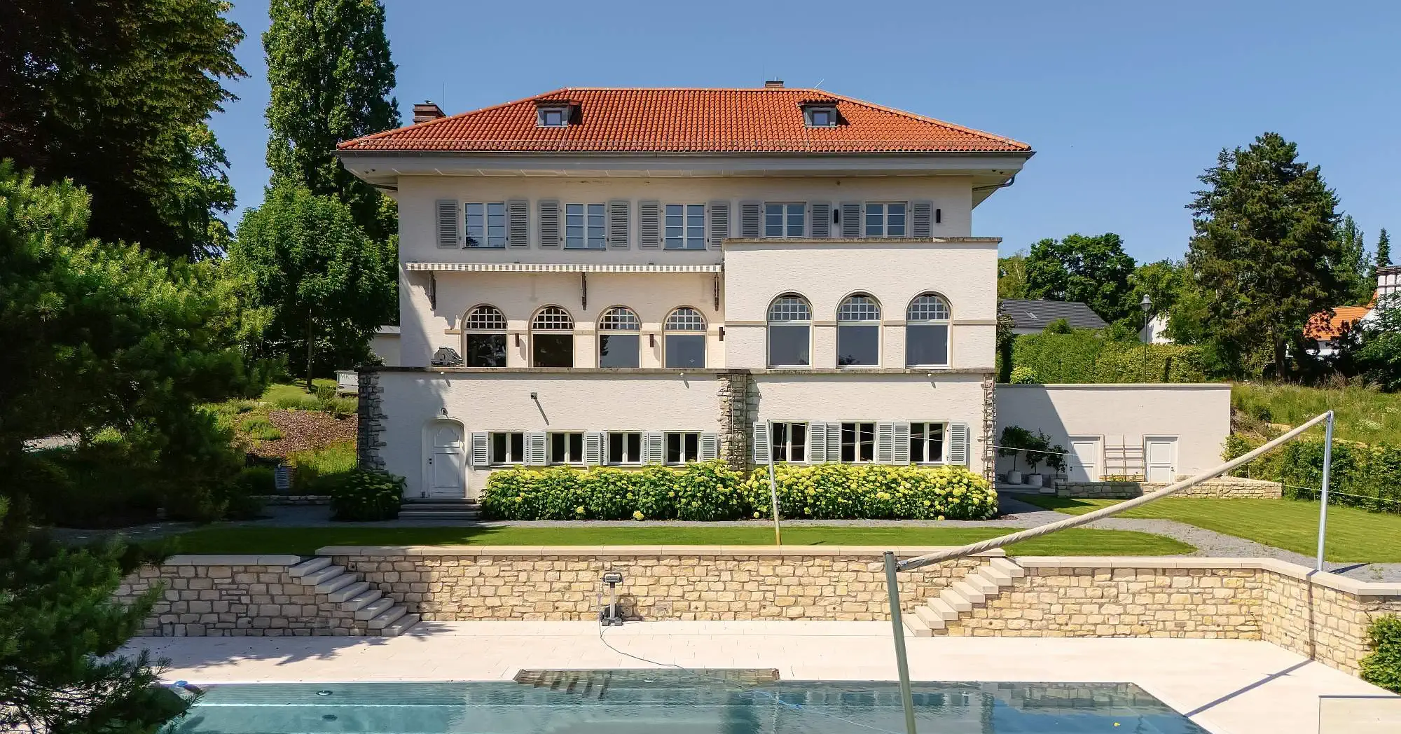 Enastående fastighet vid sjön mittemot Pfaueninsel, Historisk villa