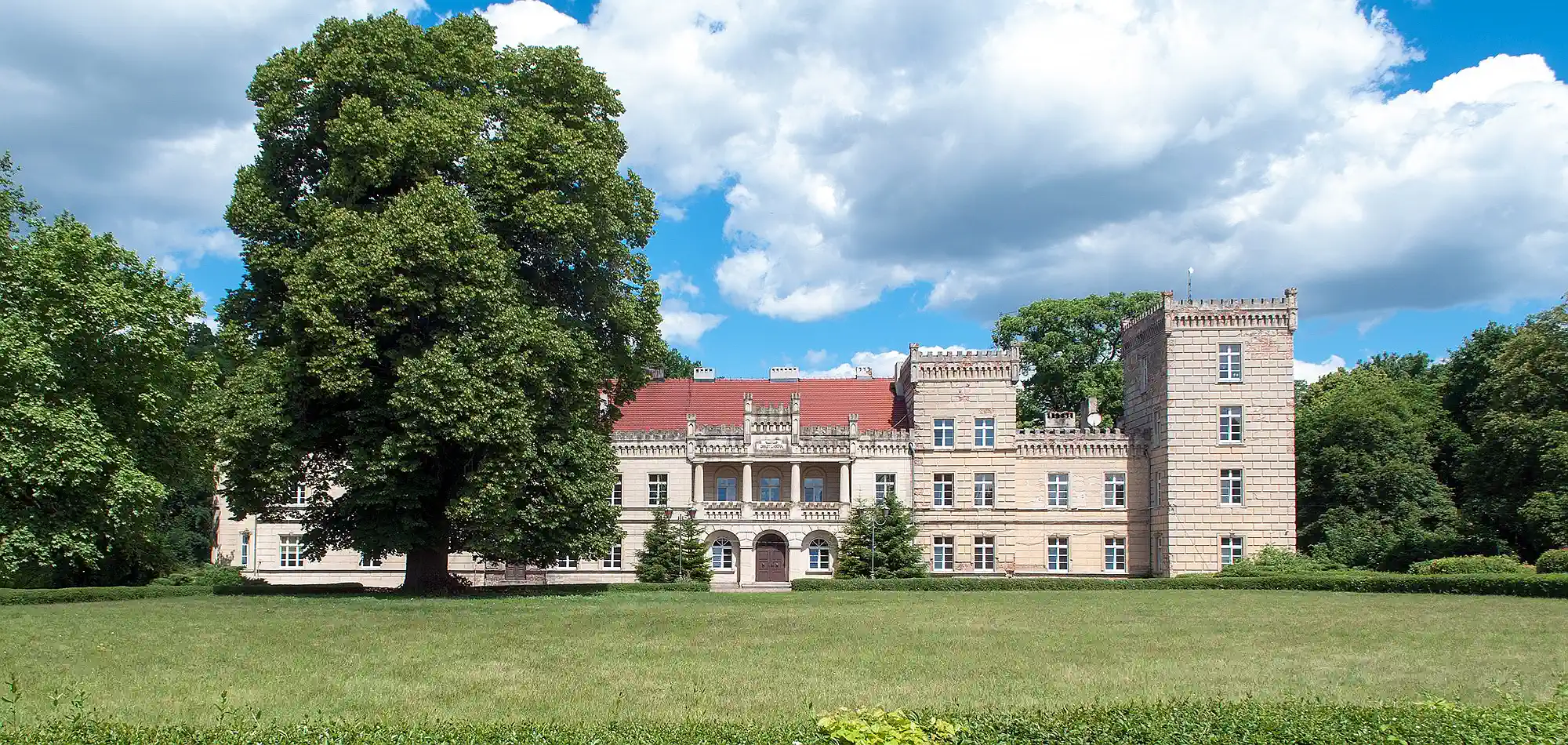 Ikonische Neogotik in Großpolen: Schloss in Gościeszyn, Polen