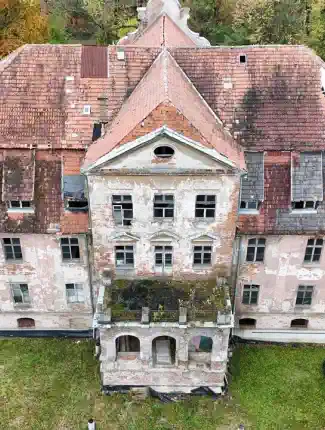 Gut Reichen: Saniertes Gutshaus und unsaniertes Herrenhaus in Rychnów, östlich von Breslau, Rychnów, Oppeln