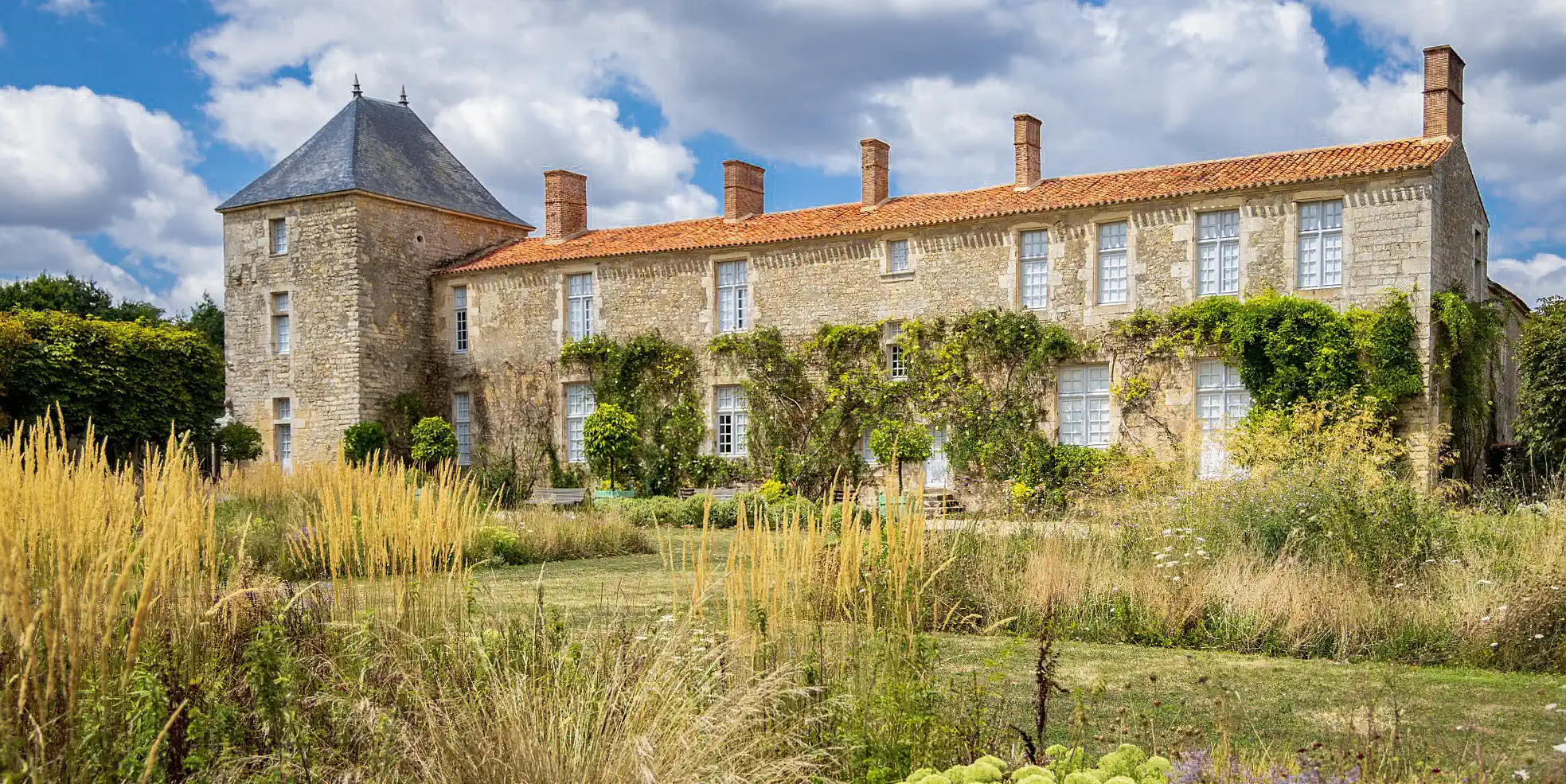 Renaissance-Herrenhaus mit Gartenanlage und Ehrenhof im Bas-Poitou, Historische Villa