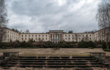 Lanke, Bogensee - Ehemalige FDJ-Hochschule am Bogensee: "Haus Berlin" (Hauptgebäude mit Hörsaal) - errichtet in den 50er Jahren im Stil des sozialistischen Klassizismus