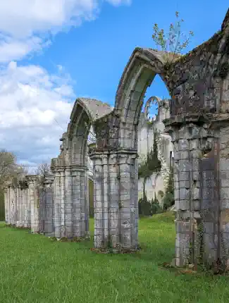 Imponerande cistercienserkloster från 1200-talet med abbotspalats och vidsträckt egendom, Charleville-Mézières, Grand-Est