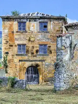 Sanierungsbedürftiger Palacio aus dem 16. Jahrhundert am Jakobsweg, Sariego, Asturien