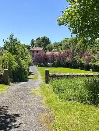 Ehemaliges Kloster mit Gîte und Parkgrundstück in der Auvergne, Auvergne-Rhône-Alpes