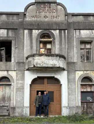 Efterkrigstidens teater med stor sal, takterrass och utsikt över fjordarna, A Coruña, Galicien