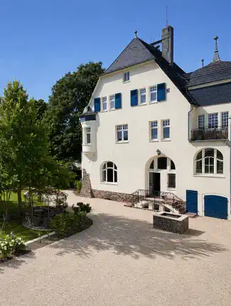 Historische Villa von 1836 mit Parkgrundstück und Schlossblick im Rheingau, Hessen