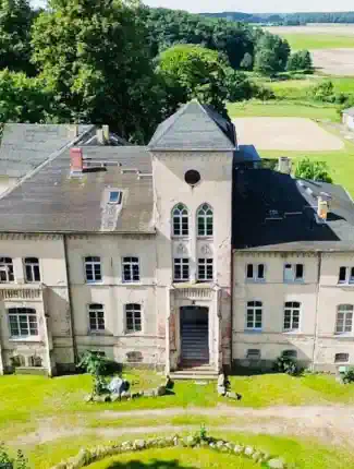 Gutshaus Kobrow in Mecklenburg - Restaurierte Gutshaushälfte steht zum Verkauf, 18299 Wardow, Mecklenburg-Vorpommern