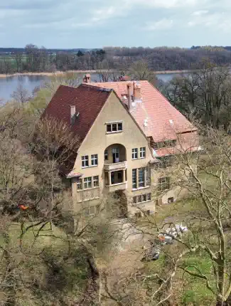Reformstil-Herrenhaus am See westlich von Posen, Lubosz, Großpolen