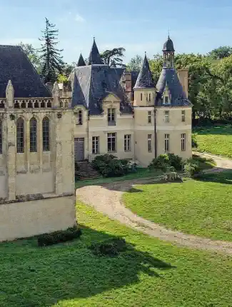 Château mellem Tarbes og Auch med avlsgårdsbygninger, kapel og park, Mirande, Occitanie
