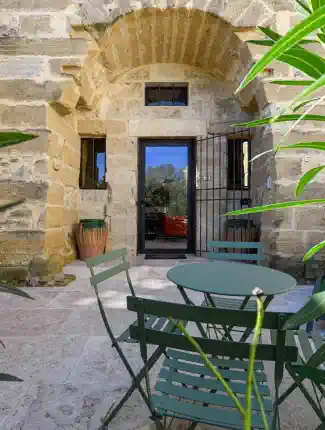 Historisk olivenmølle nær Uzès med atelier, gårdsplass og terrasse, Uzès, Occitanie