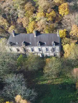 Ehemalige Abtei in der Normandie mit Wohngebäude und mittelalterliche Ruinen, Flers, Normandie