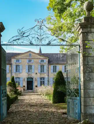 Château från 1700-talet med formella trädgårdar vid Pyrenéernas fot, Pau, Nouvelle-Aquitaine