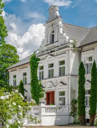 Eklektisches Palais mit 1.000 m² Wohnfläche und 7 ha Park im Zentrum Polens