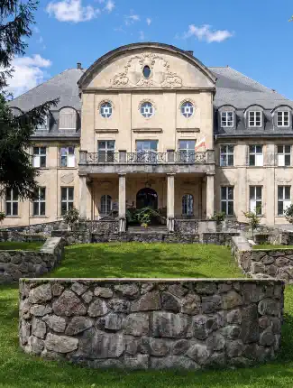 Neobarockes Schloss in Pommern mit Park, Trzcinno, Pommern