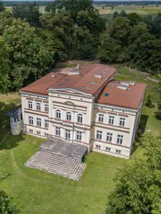 Schloss mit Nebengebäuden und Park - Projektgenehmigung Seniorenwohnen